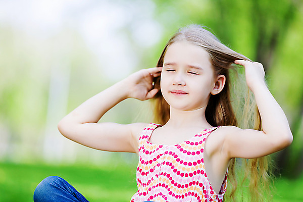 포토 JPG 해외이미지 백인 1 라이프스타일 공원 여자 행복 어린이 자연 놀이 한명 사람 잔디 야외 초록색 봄 기쁨 자녀 달콤 숲 작음 긍정 해외202004 해외포토 서양인 식물 계절 공공시설 감정 컬러 컨셉 생활 맛 크기 생태계 파일형식