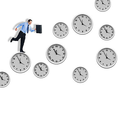 포토 JPG 해외이미지 백인 남자 행복 시계 서류가방 가방 비즈니스 넥타이 갈색머리 한명 성인 30대 파란색 걷기 잡기 시간 비즈니스맨 흰배경 마감 카피스페이스 해외202004 해외포토 서양인 1 헤어스타일 잡화 감정 컬러 백그라운드 모션 사람 장년 공백 흰색 직장인 파일형식