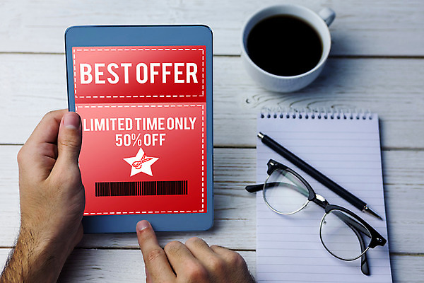 포토 JPG 해외이미지 안경 음료 탁자 사람없음 목재 컵 태블릿 펜 세일 어둠 힘 터치 머그컵 잡기 뜨거움 책상 쿠폰 아메리카노 에스프레소 온라인 카페인 터치스크린 해외202004 해외포토 나무 식기 잡화 커피 가구 재료 모션 전자제품 스마트기기 필기구 파일형식