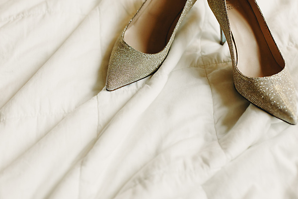 포토 JPG 해외이미지 구두 신발 실내 사람없음 하이힐 오브젝트 웨딩슈즈 해외202004 해외포토 내부 여성화 결혼소품 파일형식