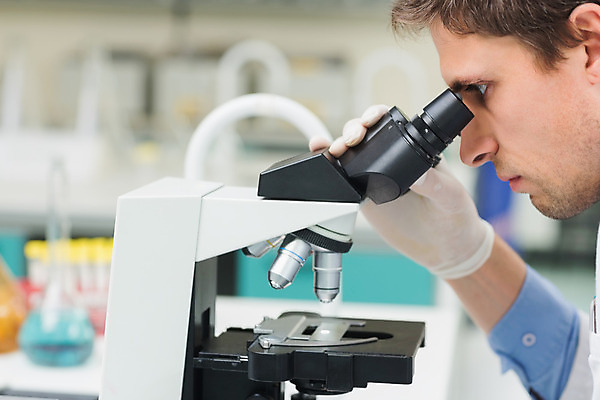 포토 JPG 해외이미지 백인 직업 응시 남자 과학 장갑 실내 현미경 실험 한명 안전 성인 30대 장비 작업 기술자 실험실 보호 연구원 집중 과학자 분석 점검 심각 해외202004 해외포토 서양인 1 시선 잡화 컨셉 실험기구 사람 내부 장년 학자 파일형식