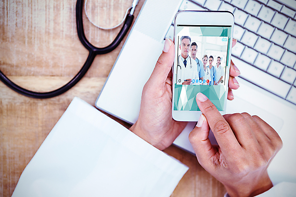 포토 JPG 해외이미지 백인 손 여자 남자 40대 중년 유니폼 통신 청진기 기술 병원 서기 들기 사람 앉기 여러명 20대 신체부위 노트북 스마트폰 사무실 펜 스크린 터치 환자 간호사 의료진 의사 잡기 연결 책상 동료 직원 상담 온라인 인터페이스 의료성형뷰티 성인만 카피스페이스 해외202004 해외포토 서양인 직업 옷 가구 다수 비즈니스 의학 관계 의료기기 모션 청년 성인 전자제품 핸드폰 스마트기기 필기구 공백 파일형식