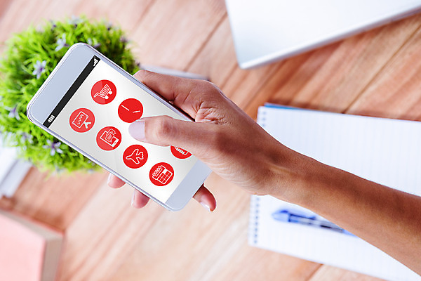 포토 JPG 해외이미지 손 여행 탁자 비행기 기술 들기 근접촬영 신체부위 노트북 스마트폰 펜 스크린 터치 흰색 기록 잡기 어플리케이션 인터페이스 해외202004 해외포토 뷰포인트 컬러 가구 항공교통 모션 대중교통 사람 전자제품 핸드폰 스마트기기 필기구 파일형식