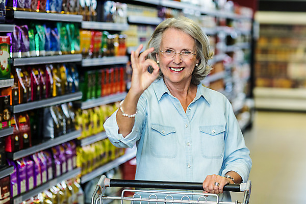 포토 JPG 해외이미지 백인 라이프스타일 손 여자 노년 행복 할머니 음식 선반 실내 한명 서기 사람 손짓 상반신 앞모습 쇼핑 카트 잡기 시장 선택 상품 OK 고객 확인 사인 주부 70대 슈퍼마켓 식료품점 노인여자한명만 해외202004 해외포토 서양인 1 감정 뷰포인트 가구 컨셉 모션 성인 내부 생활 신체부위 상점 여자한명만 노인여자만 파일형식