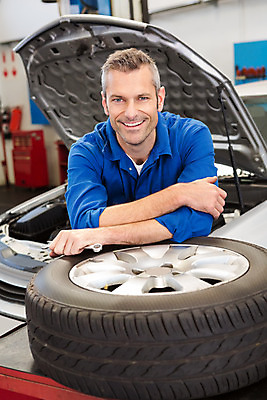 포토 JPG 해외이미지 백인 직업 남자 행복 자동차 노동자 실내 작업복 한명 성인 30대 파란색 기댐 바퀴 작업실 기술자 서비스 타이어 정비공 정비소 차고 성인남자한명만 해외202004 해외포토 서양인 1 옷 감정 육상교통 컬러 모션 사람 내부 장년 남자한명만 성인남자만 파일형식