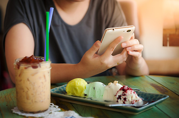 포토 JPG 해외이미지 라이프스타일 손 인터넷 비즈니스 통신 모바일 추상 휴식 직장 사람없음 스마트폰 유행 디지털 스크린 터치 업무 작업 네트워크 서핑 이메일 어플리케이션 연결 무선전화기 스마트 읽기 전자 주말 멀티미디어 전자상거래 단절 소셜 스타일 해외202004 해외포토 컨셉 무늬 회사 모션 생활 신체부위 핸드폰 스마트기기 수상스포츠 전화기 파일형식