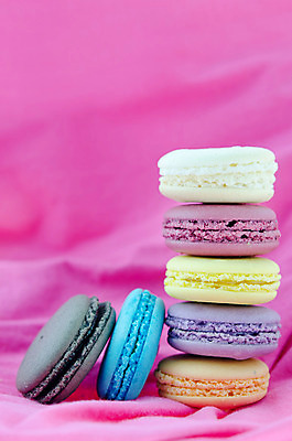 포토 JPG 해외이미지 전통 음식 분홍색 디저트 요리 사람없음 파란색 노란색 쌓기 쿠키 과자 보라색 검은색 흰색 달콤 맛 제비꽃 크림 모음 마카롱 프랑스어 페스츄리 해외202004 해외포토 문자 꽃 빵 컬러 컨셉 모션 파일형식