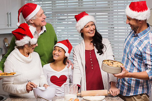 포토 JPG 해외이미지 백인 라이프스타일 여자 할아버지 남자 딸 행복 아들 할머니 어린이 크리스마스 산타모자 가정 가족 엄마 함께함 실내 사랑 여러명 성인 30대 주방 축제 축하 아빠 60대 계산대 조리대 밀가루 70대 밀대 조부모 해외202004 해외포토 서양인 모자_잡화 기념일 노년 감정 다수 컨셉 관계 주방용품 사람 내부 생활 장년 가루 파일형식