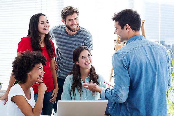 포토 JPG 해외이미지 서양인 외국인 백인 여자 남자 비즈니스 직장 함께함 실내 서기 앉기 여러명 20대 성인 30대 노트북 사무실 직장인 비즈니스맨 비즈니스우먼 동료 직원 브레인스토밍 해외202004 해외포토 직업 다수 컨셉 회사 관계 모션 사람 인종 청년 내부 장년 전자제품 파일형식