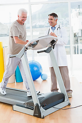 포토 JPG 해외이미지 백인 라이프스타일 남자 40대 중년 함께함 실내 건강 서기 두명 운동복 운동 걷기 헬스장 의사 도움 60대 복지 체육관 런닝머신 바디케어 해외202004 해외포토 서양인 옷 노년 컨셉 모션 사람 성인 내부 생활 운동기구 헬스 의료진 사회이슈 파일형식