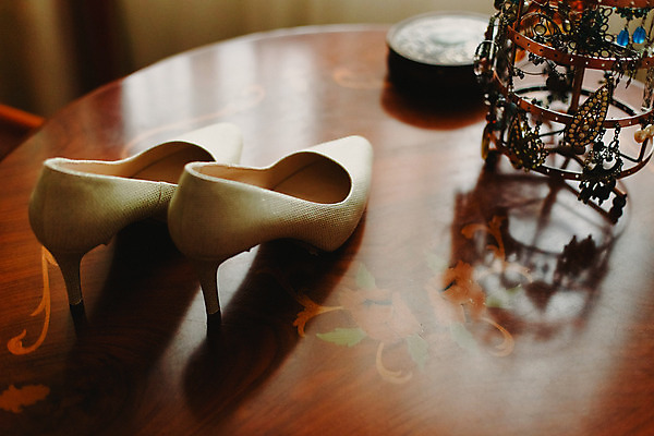 포토 JPG 해외이미지 구두 신발 탁자 실내 사람없음 하이힐 오브젝트 웨딩슈즈 해외202004 해외포토 가구 내부 여성화 결혼소품 파일형식