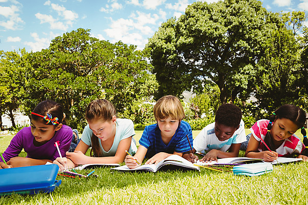 포토 JPG 해외이미지 백인 학생 공원 여학생 여자 교육 남자 어린이 남학생 관계 자연 하늘 휴식 함께함 소년 잔디 초원 여러명 야외 책 친구 학습 스터디 독서 연필 맑음 검은색 우정 시골 기록 잡기 인도인 동료 문학 거짓말 나란히 혼혈 해외202004 해외포토 서양인 외국인 식물 공공시설 컬러 다수 컨셉 모션 날씨 학용품 사람 동양인 필기구 생태계 다문화 파일형식