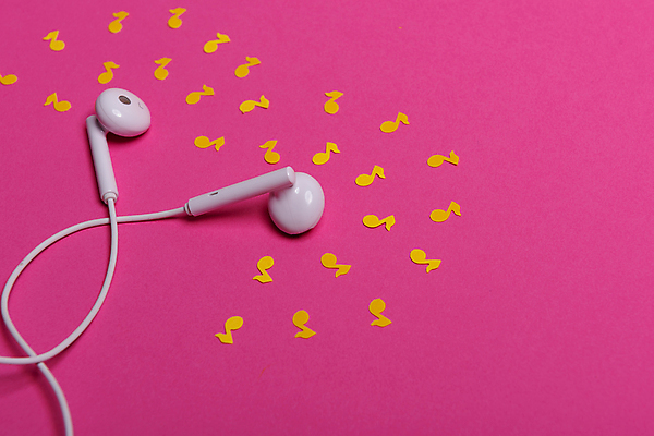 포토 JPG 해외이미지 무료이미지 음악 분홍색 이어폰 백그라운드 컨셉 음표 사람없음 소리 오브젝트 해외202004 해외포토 기호 컬러 음향기기 문화예술 파일형식 무료콘텐츠
