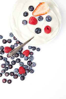 포토 JPG 해외이미지 딸기 치즈 사람없음 숟가락 사발 달콤 크림 흰배경 블루베리 산딸기 해외202004 해외포토 백그라운드 과일 유제품 수저 흰색 사기그릇 맛 파일형식