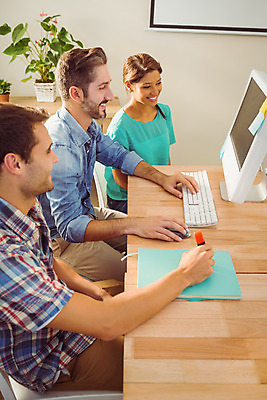 포토 JPG 해외이미지 서양인 외국인 백인 여자 남자 비즈니스 직장 함께함 실내 서기 앉기 여러명 20대 성인 세명 노트북 사무실 직장인 비즈니스맨 비즈니스우먼 동료 직원 브레인스토밍 해외202004 해외포토 직업 다수 컨셉 회사 관계 모션 사람 인종 청년 내부 전자제품 파일형식