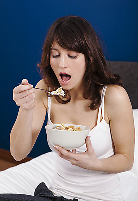 포토 JPG 해외이미지 백인 라이프스타일 여자 다이어트 휴식 건강 한명 들기 사람 앉기 상반신 성인 앞모습 침실 침대 시리얼 먹기 성인여자한명만 해외202004 해외포토 서양인 1 음식 뷰포인트 가구 컨셉 모션 생활 여자한명만 성인여자만 파일형식