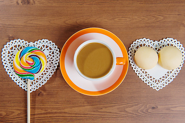 포토 JPG 해외이미지 커피 음료 음식 백그라운드 탁자 사탕 사람없음 컵 갈색 검은색 거품 카페 머그컵 흰색 뜨거움 낟알 카푸치노 에스프레소 모카 카페인 국경 해외202004 해외포토 식기 컬러 가구 디저트 상점 파일형식