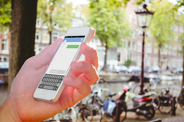 포토 JPG 해외이미지 백인 손 남자 한명 들기 20대 신체부위 스마트폰 스크린 터치 잡기 어플리케이션 메신저 성인남자한명만 해외202004 해외포토 서양인 1 모션 사람 청년 핸드폰 스마트기기 남자한명만 성인남자만 파일형식