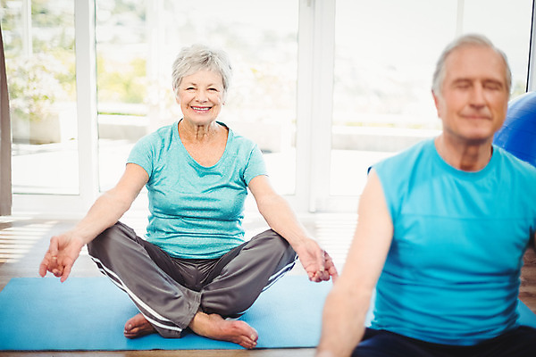 포토 JPG 해외이미지 백인 라이프스타일 커플 응시 여자 노년 남자 거실 요가 가정 남편 주택 함께함 실내 건강 사랑 미소 앉기 두명 캐주얼 노후 운동복 운동 평화 아내 연습 명상 70대 실행 노인만 해외202004 해외포토 서양인 웰빙 시선 옷 감정 컨셉 관계 모션 표정 사람 성인 내부 건물 생활 성인만 파일형식