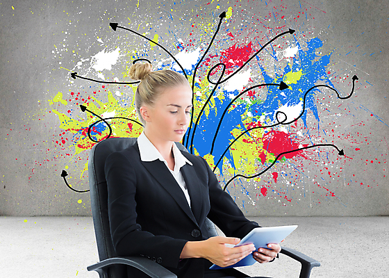 포토 JPG 해외이미지 백인 여자 벽 비즈니스 한명 앉기 정장 20대 파란색 태블릿 디지털 페인트 회색 터치 흰색 작업 비즈니스우먼 우아함 낙서 스마트 회전의자 터치스크린 스타일 해외202004 해외포토 서양인 1 옷 컬러 컨셉 의자 모션 사람 청년 전자제품 스마트기기 직장인 파일형식