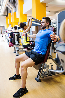포토 JPG 해외이미지 백인 라이프스타일 여자 남자 스포츠 실내 건강 여러명 20대 성인 운동 헬스장 체육관 성인만 해외202004 해외포토 서양인 다수 사람 청년 내부 생활 헬스 파일형식