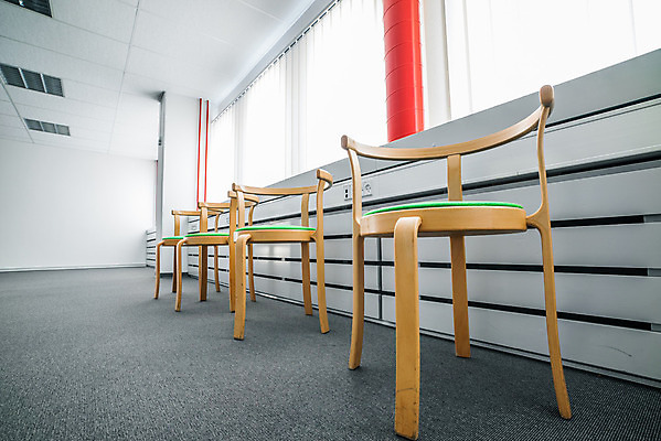 포토 JPG 해외이미지 디자인 벽 가구 의자 비즈니스 학교 회의 휴식 바닥 실내 서기 앉기 사람없음 내부 장식 초록색 사무실 평화 우주 카펫 방 흰색 도시 그룹 휴게실 복도 기다림 우아함 심플 질서 일반 객석 대칭 세미나 줄서기 결석 해외202004 해외포토 교육 컬러 생활용품 컨셉 모션 예절 파일형식