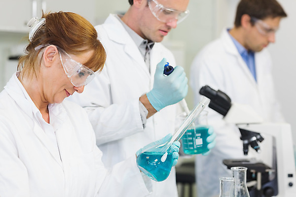 포토 JPG 해외이미지 백인 여자 남자 중년 50대 과학 실내 실험 안전 성인 세명 30대 장비 시험 도구 잡기 실험복 작업 액체 기술자 실험실 보호 연구원 집중 과학자 플라스크 분석 비커 화학물질 내려보기 해외202004 해외포토 서양인 직업 교육 컨셉 모션 실험기구 사람 내부 장년 가운 화학 학자 파일형식