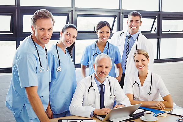 포토 JPG 해외이미지 백인 직업 여자 남자 40대 중년 청진기 탁자 회의 직장 건강 병원 앉기 여러명 20대 성인 컵 30대 노트북 태블릿 공책 간호사 의사 실험복 컵받침 동료 회의실 외과 따뜻한음료 인턴 의료성형뷰티 성인만 해외202004 해외포토 서양인 식기 음료 가구 다수 회사 비즈니스 의학 관계 의료기기 모션 문구용품 사람 청년 장년 전자제품 스마트기기 의료진 가운 받침대 파일형식