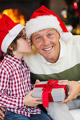 포토 JPG 해외이미지 백인 라이프스타일 남자 행복 아들 어린이 40대 중년 크리스마스장식 크리스마스 거실 산타모자 가정 가족 실내 선물 사랑 소년 두명 장식 소파 크리스마스트리 축제 펼침 장식볼 축하 아빠 주기 해외202004 해외포토 서양인 모자_잡화 기념일 감정 컨셉 의자 관계 모션 사람 성인 내부 생활 파일형식