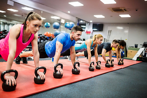 포토 JPG 해외이미지 백인 라이프스타일 여자 남자 스포츠 교실 근육 실내 건강 여러명 20대 성인 운동 힘 아령 헬스장 체육관 케틀벨 성인만 해외202004 해외포토 서양인 교육 다수 학교 사람 청년 내부 생활 헬스 파일형식