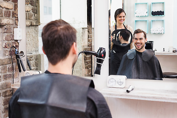 포토 JPG 해외이미지 백인 직업 헤어스타일 여자 남자 행복 산업 청소년 짧은머리 실내 미소 20대 두명 거울 잡기 미용실 미용사 이발 고객 보여주기 스타일리스트 의료성형뷰티 스타일 해외202004 해외포토 서양인 감정 모션 표정 사람 청년 내부 뷰티샵 파일형식