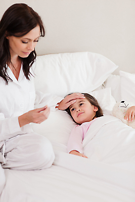 포토 JPG 해외이미지 응시 여자 딸 어린이 가족 모녀 엄마 휴식 실내 건강 상반신 20대 두명 옆모습 눕기 침실 잠 열 질병 온도계 간호 돌봄 인플루엔자 의료성형뷰티 손짚기 해외202004 해외포토 시선 뷰포인트 컨셉 의학 관계 모션 사람 손짓 청년 내부 바이러스 파일형식