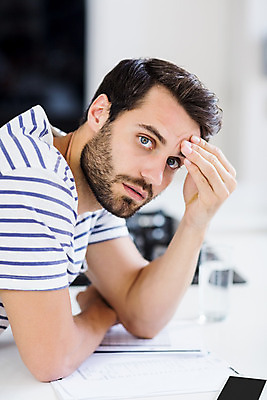 포토 JPG 해외이미지 백인 라이프스타일 응시 남자 통신 가정 청소년 스트레스 아파트 함께함 한명 앉기 20대 금융 스마트폰 핸드폰 주방 슬픔 연결 고민 전자 회계 계산서 심각 해외202004 해외포토 서양인 1 시선 감정 컨셉 모션 주택 사람 청년 생활 경제 전자제품 스마트기기 파일형식