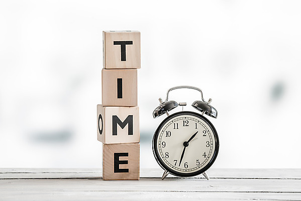 포토 JPG 해외이미지 무료이미지 알파벳 영어 교육 탁자 사람없음 단어 쌓기 자명종 시간 오브젝트 흰배경 나무블록 해외202004 해외포토 문자 시계 가구 백그라운드 모션 목재 블록 알람 흰색 파일형식 무료콘텐츠