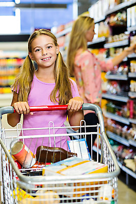 포토 JPG 해외이미지 백인 라이프스타일 여자 딸 행복 어린이 가족 모녀 엄마 함께함 서기 사람 상반신 성인 두명 30대 쇼핑 부모 카트 잡기 시장 상품 고객 슈퍼마켓 식료품점 여자만 해외202004 해외포토 서양인 감정 컨셉 관계 모션 생활 장년 상점 파일형식