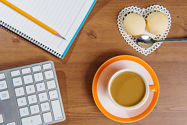 포토 JPG 해외이미지 커피 음료 음식 백그라운드 탁자 사람없음 책 컵 갈색 검은색 거품 카페 머그컵 흰색 키보드 뜨거움 낟알 카푸치노 에스프레소 모카 카페인 국경 해외202004 해외포토 식기 컬러 가구 상점 파일형식