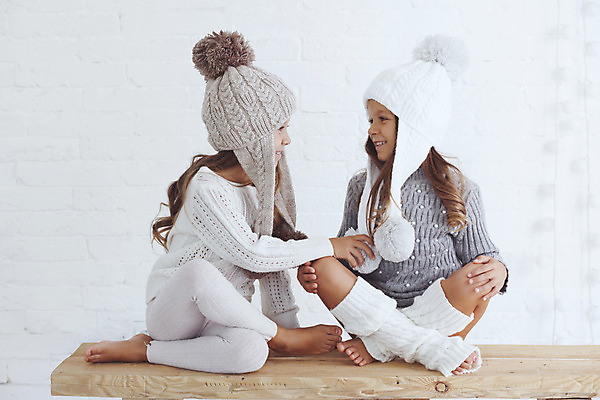 포토 JPG 해외이미지 모델 라이프스타일 옷 계절 어린이 포즈 백그라운드 겨울 벤치 따뜻함 사람 두명 친구 유행 회색 흰색 스웨터 니트 자매 부드러움 스타일 해외202004 해외포토 여자 컬러 상의 의자 가족 관계 생활 감각 파일형식