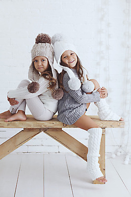 포토 JPG 해외이미지 모델 라이프스타일 옷 계절 어린이 포즈 백그라운드 겨울 벤치 따뜻함 사람 두명 친구 유행 회색 흰색 스웨터 니트 자매 부드러움 스타일 해외202004 해외포토 여자 컬러 상의 의자 가족 관계 생활 감각 파일형식