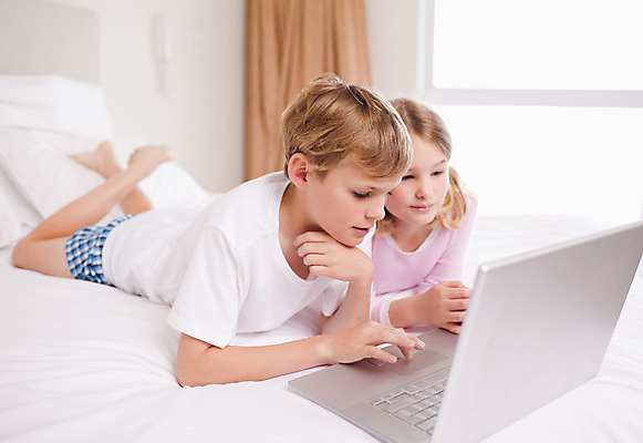 포토 JPG 해외이미지 라이프스타일 행복 인터넷 가족 놀이 휴식 함께함 실내 소년 두명 노트북 학습 컴퓨터 공책 웹 침실 침대 무선전화기 호기심 해외202004 집콕 해외포토 교육 남자 감정 어린이 가구 컨셉 관계 문구용품 사람 내부 생활 전자제품 전화기 신조어 파일형식 앳홈라이프