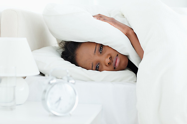 포토 JPG 해외이미지 라이프스타일 여자 얼굴 시계 베개 아침 휴식 스트레스 주택 실내 피곤 한명 20대 일상 눕기 머리 소리 침실 방 자명종 짜증 흰색 침대 잠 좌절 불만 게으름 숨김 해외202004 해외포토 주간 1 감정 컬러 가구 컨셉 침구 모션 사람 청년 내부 건물 라이프 생활 신체부위 알람 파일형식