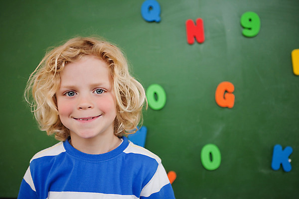 포토 JPG 해외이미지 백인 학생 교육 남자 행복 어린이 남학생 백그라운드 교실 학교 수업 실내 한명 서기 소년 학습 스터디 숫자 칠판 유치원 표현 수학 소년한명만 해외202004 해외포토 서양인 문자 1 감정 교과목 모션 사람 내부 남자한명만 소년만 파일형식