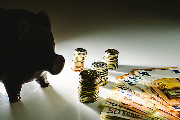 포토 JPG 해외이미지 그림자 사람없음 금융 동전 어둠 저축 돼지저금통 유로 비즈니스맨 절약 해외202004 해외포토 남자 컨셉 돈 비즈니스 경제 저금통 직장인 파일형식