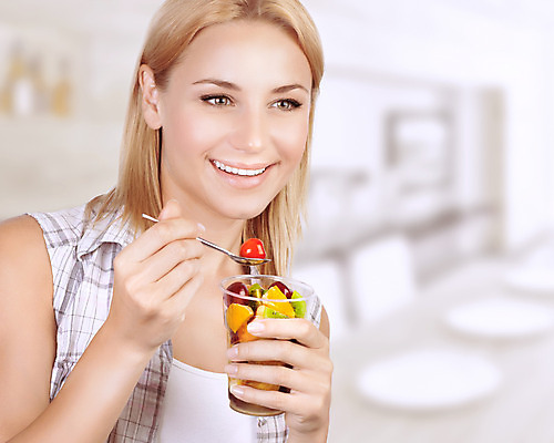 포토 JPG 해외이미지 백인 라이프스타일 여자 다이어트 과일 실내 건강 한명 들기 사람 상반신 성인 앞모습 샐러드 잡기 먹기 성인여자한명만 해외202004 해외포토 서양인 1 음식 뷰포인트 모션 내부 생활 여자한명만 성인여자만 파일형식