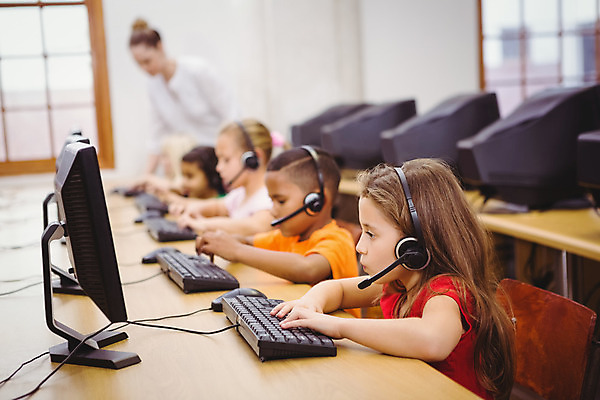 포토 JPG 해외이미지 백인 학생 여자 교육 남자 행복 어린이 교실 학교 청소년 수업 실내 초등학교 소년 여러명 20대 학습 컴퓨터 모니터 교사 헤드폰 타이핑 키보드 가르침 신학기 해외202004 해외포토 서양인 직업 감정 음향기기 다수 사람 청년 내부 전자제품 파일형식
