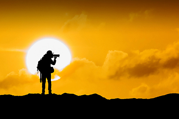 포토 JPG 해외이미지 전신 실루엣 바다 여행 백그라운드 자연 하늘 한명 사람 풍경 야외 옆모습 빨간색 빛 햇빛 태양 반사 노란색 일출 맑음 황혼 일몰 수평선 해외202004 해외포토 자연요소 1 뷰포인트 컬러 날씨 촬영기법 노을 생태계 파일형식