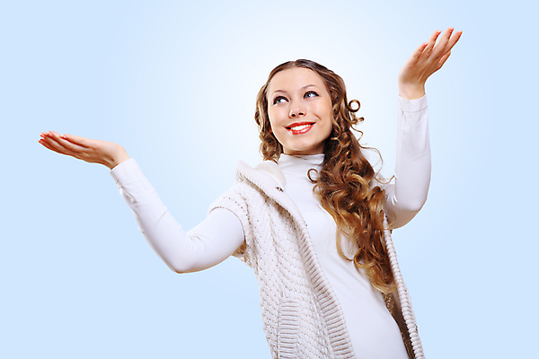 포토 JPG 해외이미지 백인 모델 옷 계절 여자 행복 백그라운드 겨울 따뜻함 한명 사람 성인 10대 유행 기쁨 흰색 스웨터 긍정 돌봄 해외202004 손모아장갑 해외포토 서양인 1 감정 컬러 장갑 컨셉 상의 모션 청소년 파일형식