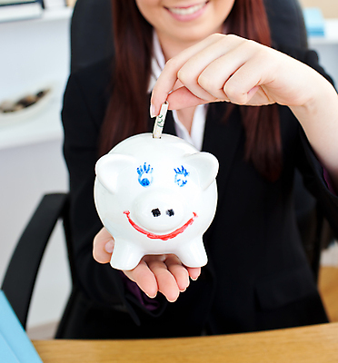 포토 JPG 해외이미지 백인 여자 돈 한명 미소 들기 사람 앉기 상반신 성인 앞모습 금융 사무실 저축 돼지저금통 잡기 비즈니스우먼 절약 성인여자한명만 해외202004 해외포토 서양인 1 뷰포인트 컨셉 비즈니스 모션 표정 경제 저금통 직장인 재산 여자한명만 성인여자만 파일형식