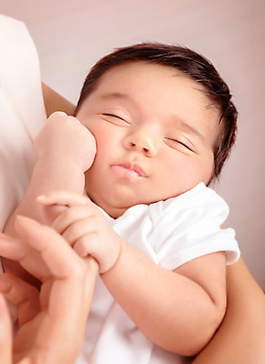 포토 JPG 해외이미지 백인 손 여자 행복 가족 안기 엄마 휴식 사랑 사람 근접촬영 상반신 성인 두명 앞모습 옆모습 신체부위 육아 아기 잡기 잠 돌봄 해외202004 해외포토 서양인 감정 뷰포인트 컨셉 관계 모션 파일형식