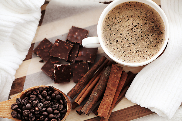 포토 JPG 해외이미지 라이프스타일 커피 음료 음식 탁자 디저트 따뜻함 사람없음 컵 갈색 초콜릿 숟가락 거품 머그컵 뜨거움 액체 막대기 달콤 향신료 코코아 라떼 해외202004 해외포토 식기 컬러 가구 수저 생활 맛 향미료 파일형식