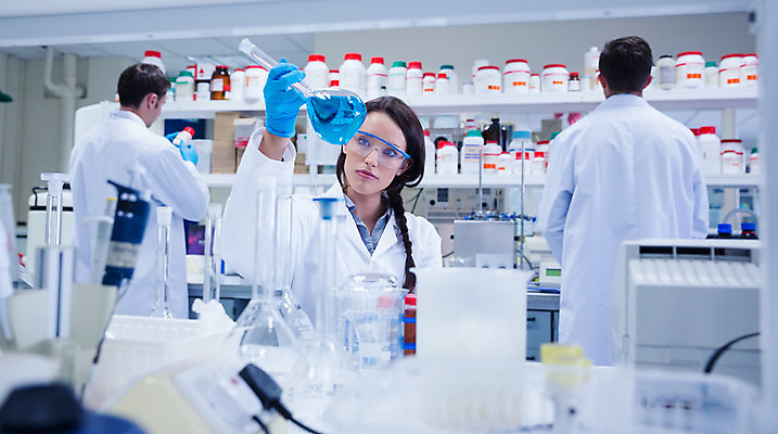 포토 JPG 해외이미지 백인 응시 여자 남자 과학 실내 병원 실험 20대 두명 파란색 약 장비 의사 잡기 실험복 기술자 실험실 생명공학 과학자 분석 직원 생물학 비커 화학물질 화학자 의료성형뷰티 해외202004 해외포토 서양인 직업 시선 교육 컬러 컨셉 의학 모션 실험기구 사람 청년 내부 의료진 가운 화학 학자 파일형식